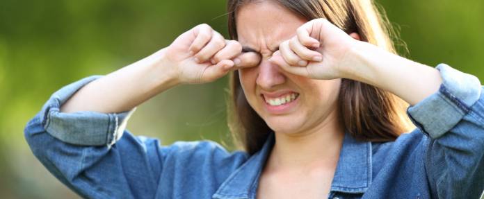 Augen reiben wegen Allergie