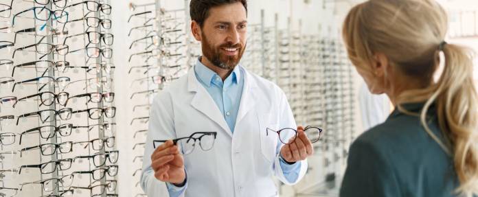 Brille beim Optiker aussuchen