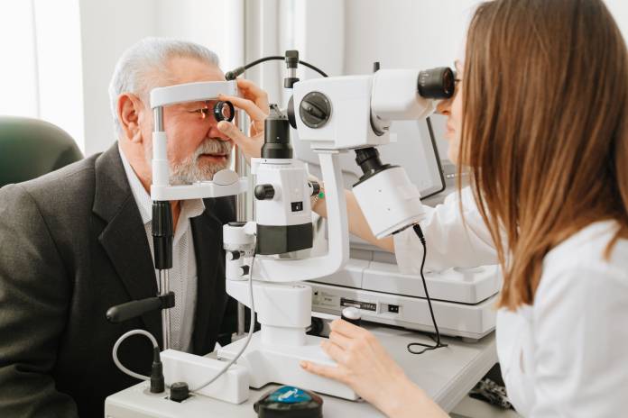 Durch regelmäßige Augenuntersuchungen kann man Krankheiten frühzeitig erkennen und behandeln.