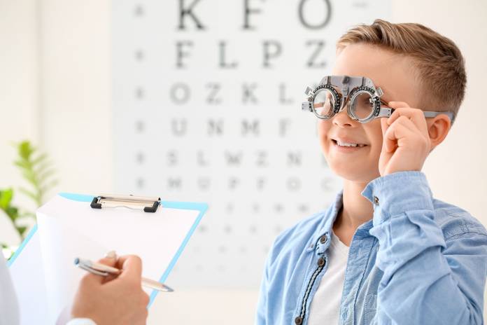 Kind bei Untersuchung beim Augenarzt